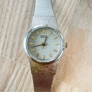 Vintage Seiko ladies round silver tone bracelet dress watch NEW BATTERY